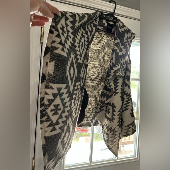 Me Jane Aztec Print Vest Size XL - Picture 3 of 5